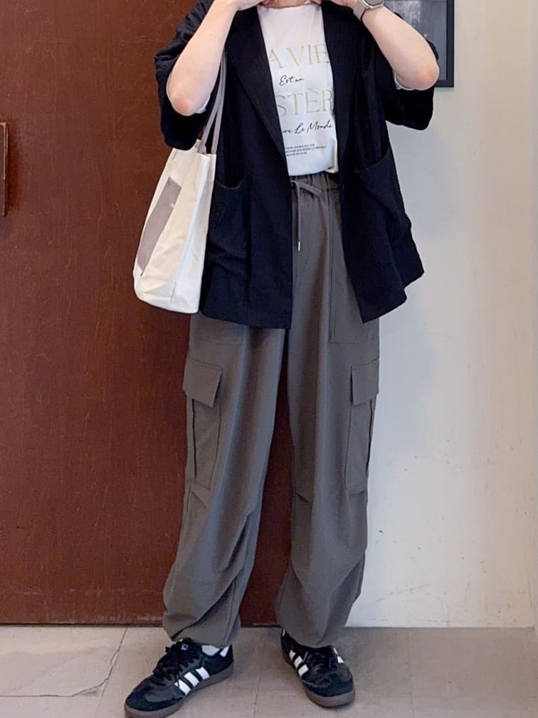 𝐇𝐢𝐫𝐨𝐦𝐢さんの「SHOO･LA･RUE｜【S-LL/ひんやり/UV】ぷっくりラメプリントロゴTシャツ」を使ったコーディネート