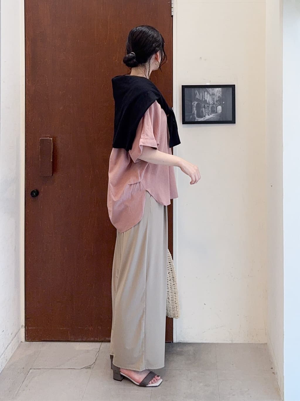 𝐇𝐢𝐫𝐨𝐦𝐢さんの「SHOO･LA･RUE｜【S-LL/UV/接触冷感/抗菌防臭】体型を自然にカバー フレンチリネンブレンド襟付ドルマンシャツ」を使ったコーディネート