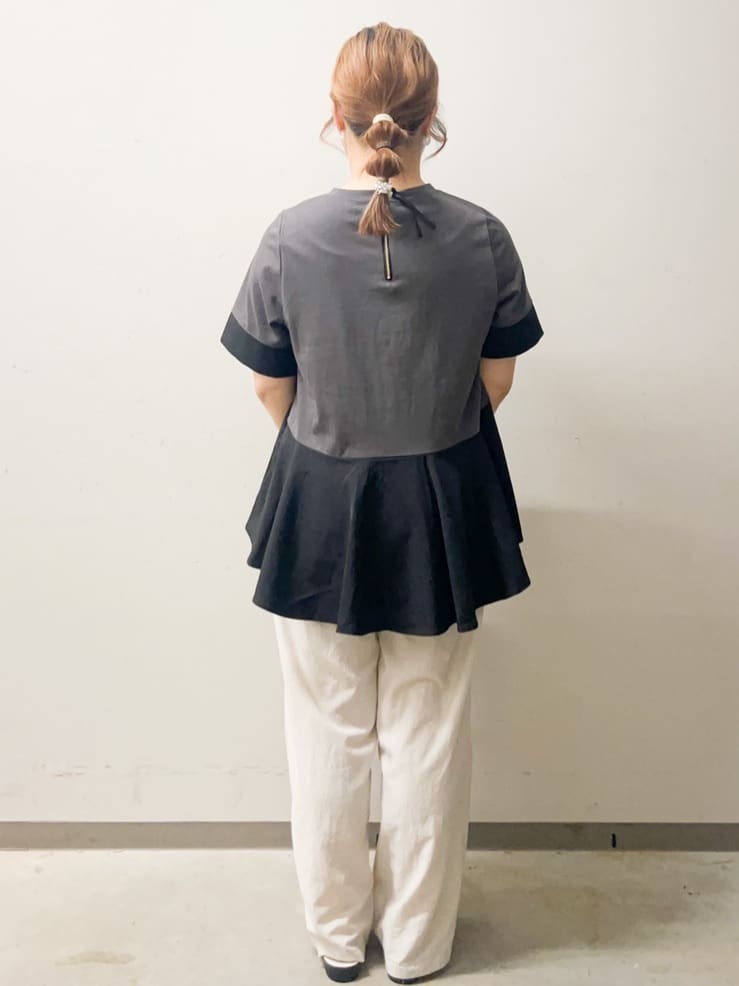 なかさんの「OPAQUE.CLIP｜配色フハクドッキングペプラムトップス【洗濯機洗い可／抗ピル】」を使ったコーディネート