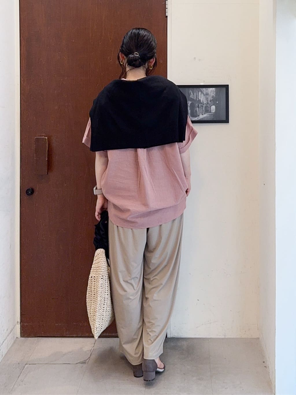 𝐇𝐢𝐫𝐨𝐦𝐢さんの「SHOO･LA･RUE｜【S-LL/UV/接触冷感/抗菌防臭】体型を自然にカバー フレンチリネンブレンド襟付ドルマンシャツ」を使ったコーディネート