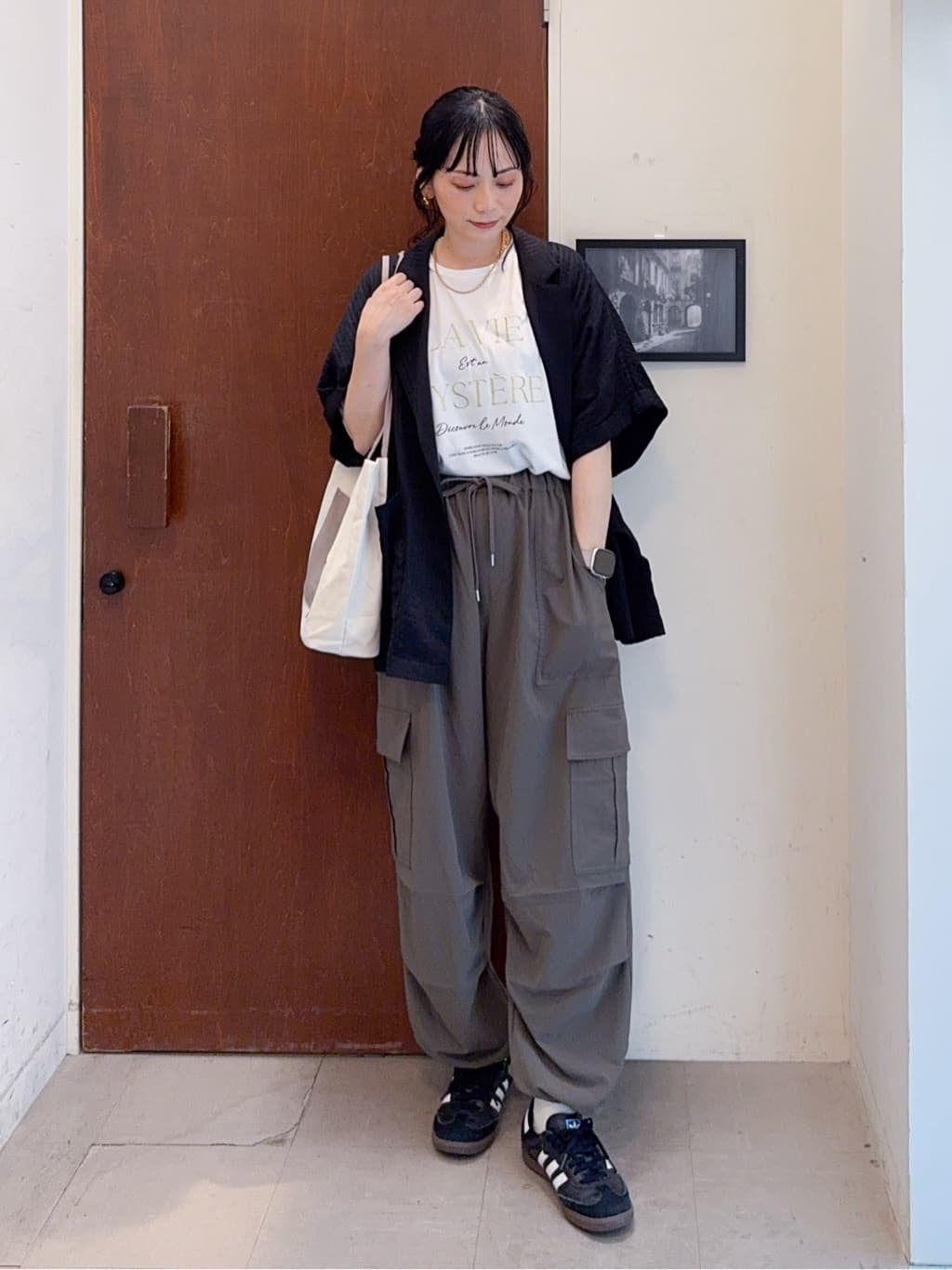 𝐇𝐢𝐫𝐨𝐦𝐢さんの「SHOO･LA･RUE｜【S-LL/ひんやり/UV】ぷっくりラメプリントロゴTシャツ」を使ったコーディネート
