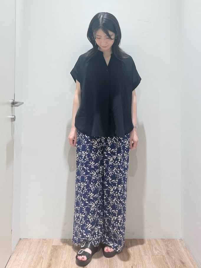 momokoさんの「OPAQUE.CLIP｜《7色展開／SS-LLサイズ》ストレッチスキッパーブラウス／セットアップ対応【洗濯機洗い可／防シワ】」を使ったコーディネート