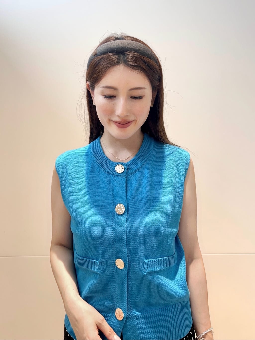 maiさんの「OPAQUE.CLIP｜変形ブロンズボタンニットベスト【洗濯機洗い可】」を使ったコーディネート