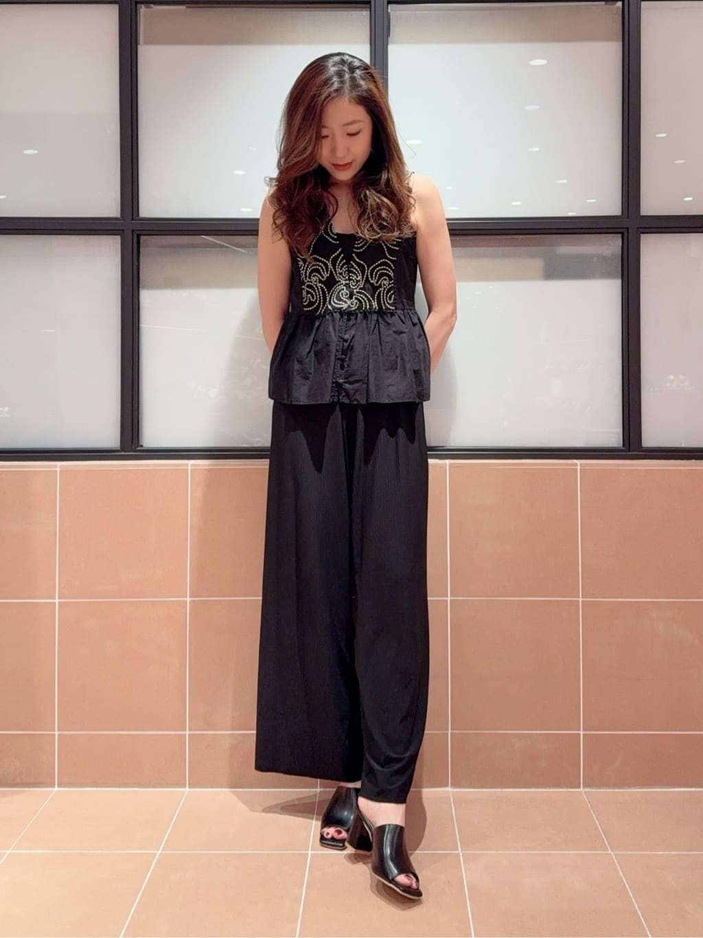kaoriさんの「ESPERANZA｜スクエアトゥブロックヒールミュール」を使ったコーディネート
