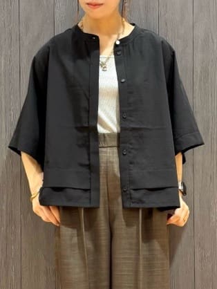 meiさんの「SHOO･LA･RUE｜【洗濯後しわになりにくい/UV/吸水速乾】大人きれいな バンドカラーシャツ」を使ったコーディネート