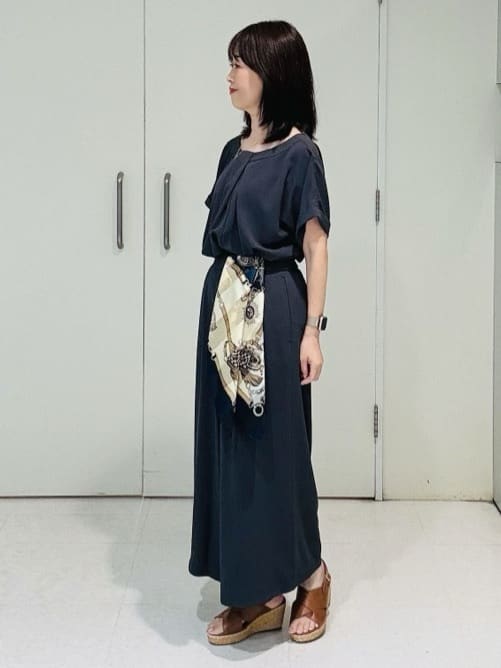makiさんの「UNTITLED｜【手洗い／88cm正方形】シアー素材チェーン柄スカーフ」を使ったコーディネート