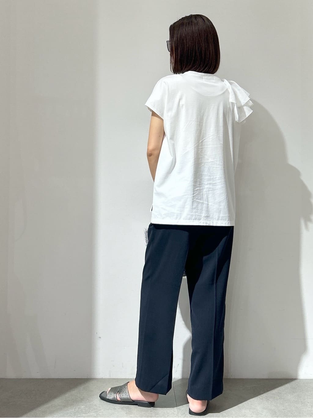 NAKAさんの「OPAQUE.CLIP｜ショルダーフリルドッキングカットソー【洗濯機洗い可】」を使ったコーディネート
