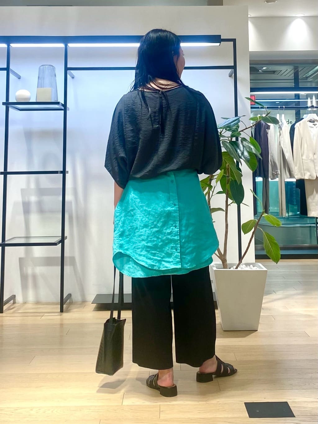 misakiさんの「INDIVI｜【褒められパンツ／洗える／ウエストゴム】ワイドタックパンツ」を使ったコーディネート