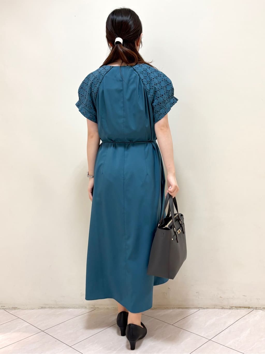 mikiさんの「Reflect｜カットワークレーススリーブワンピース」を使ったコーディネート