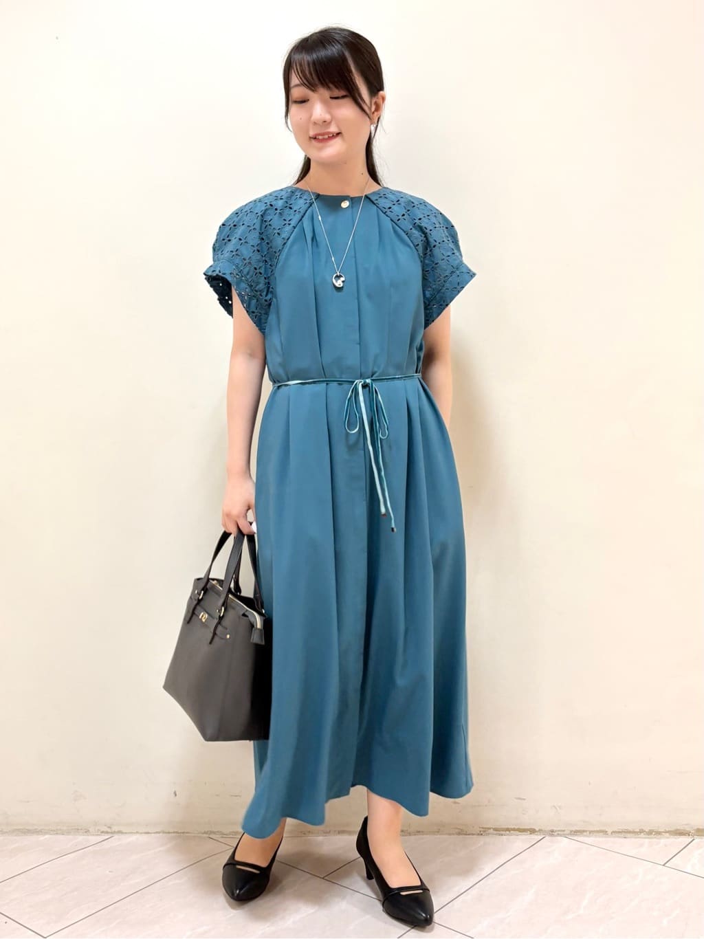 mikiさんの「Reflect｜カットワークレーススリーブワンピース」を使ったコーディネート