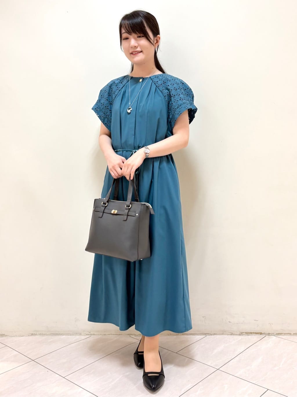 mikiさんの「Reflect｜カットワークレーススリーブワンピース」を使ったコーディネート