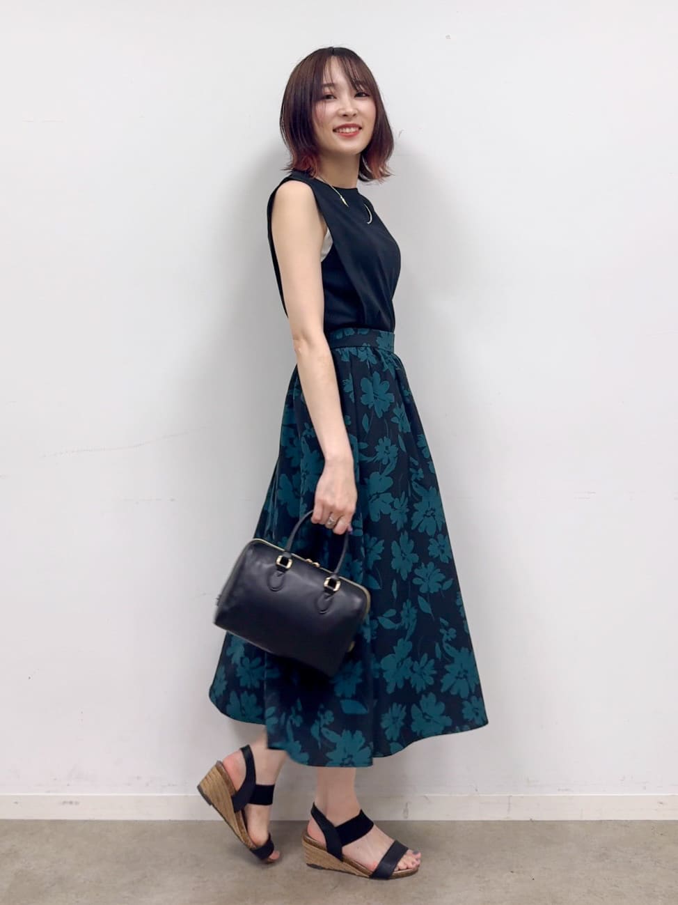 𝐜𝐡𝐢𝐤𝐚さんの「SHOO･LA･RUE｜【高レビュー/着丈選べる】華やかさをプラスする アソートロングスカート」を使ったコーディネート