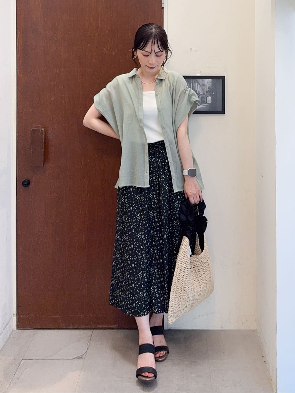 𝐇𝐢𝐫𝐨𝐦𝐢さんの「SHOO･LA･RUE｜【S-LL】さらシャリコットン 上品なシアー感のデザインシャツ」を使ったコーディネート