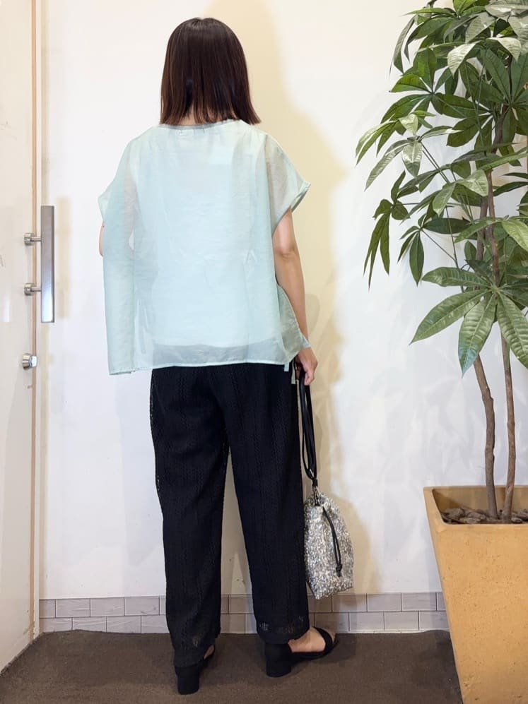 宗形さんの「SHOO･LA･RUE｜【洗える/S-LL】上品なシアー感 レイヤード風トップス」を使ったコーディネート