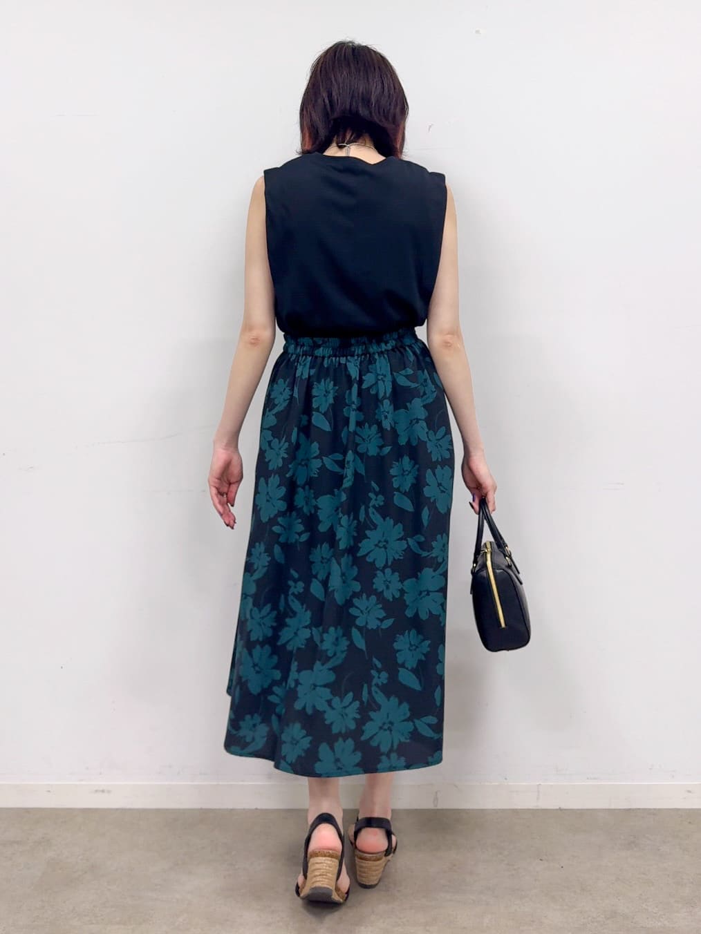 𝐜𝐡𝐢𝐤𝐚さんの「SHOO･LA･RUE｜【高レビュー/着丈選べる】華やかさをプラスする アソートロングスカート」を使ったコーディネート