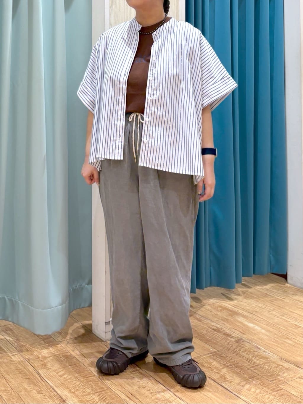 砂糖さんの「SHOO･LA･RUE｜きれいめカジュアルに ラメストライプ ポンチョ風シャツ」を使ったコーディネート