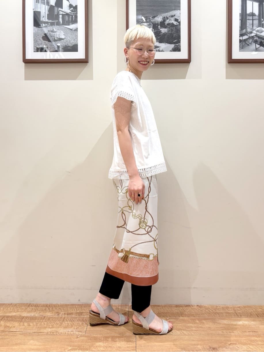 Ayumiさんの「SHOO･LA･RUE｜【S-LL/ひんやり】インせず決まる 楽してきれいなレース付きトップス」を使ったコーディネート