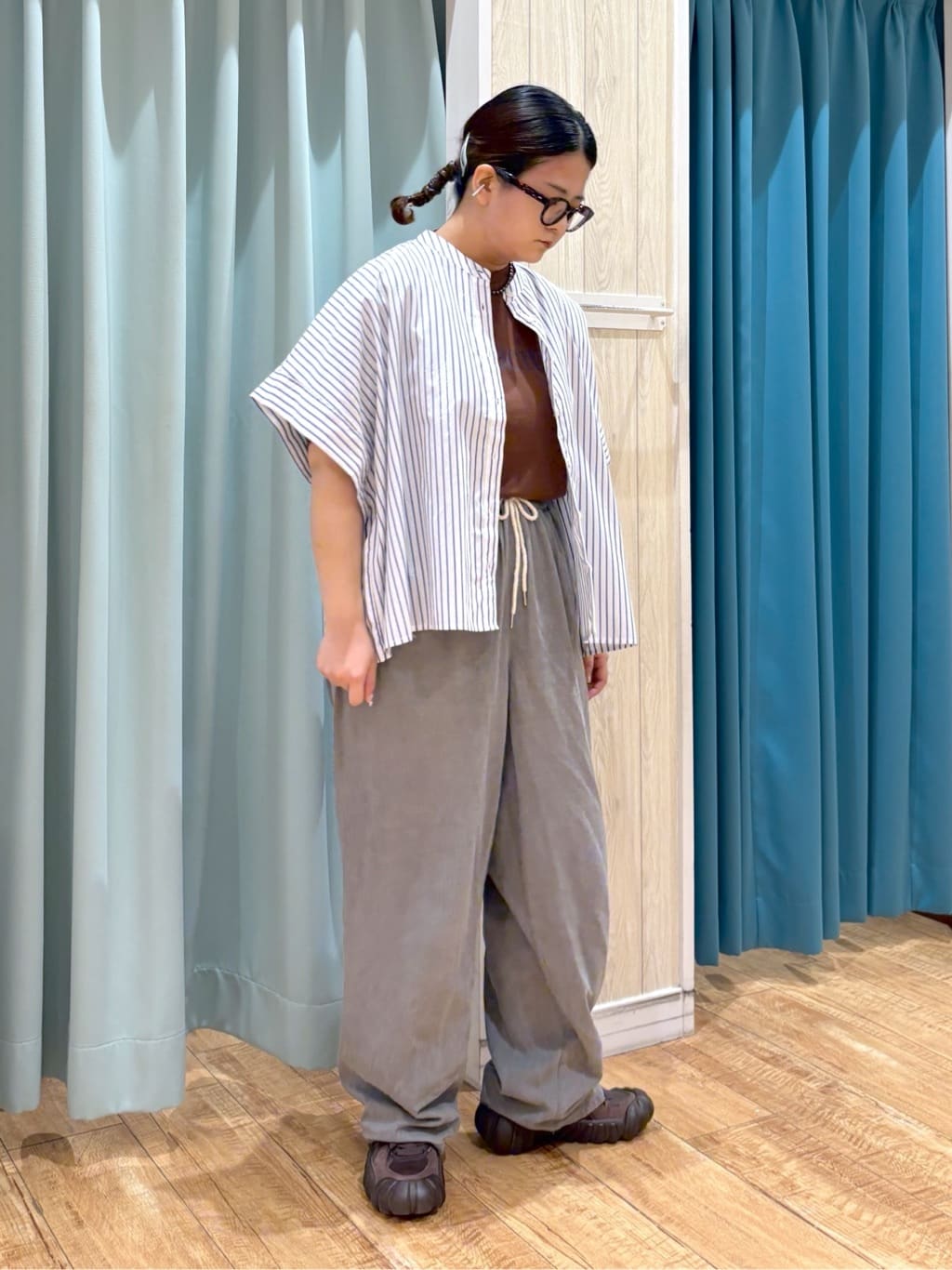 砂糖さんの「SHOO･LA･RUE｜きれいめカジュアルに ラメストライプ ポンチョ風シャツ」を使ったコーディネート