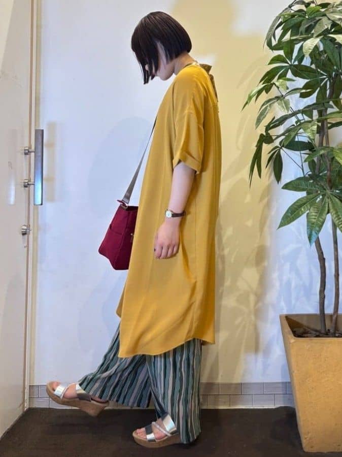 TOWAさんの「SHOO･LA･RUE｜【S-LL/洗濯後しわになりにくい/体型カバー】後ろ姿もサマになる バックレースアップチュニック」を使ったコーディネート