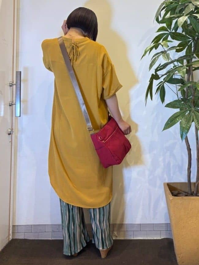 TOWAさんの「SHOO･LA･RUE｜【S-LL/洗濯後しわになりにくい/体型カバー】後ろ姿もサマになる バックレースアップチュニック」を使ったコーディネート