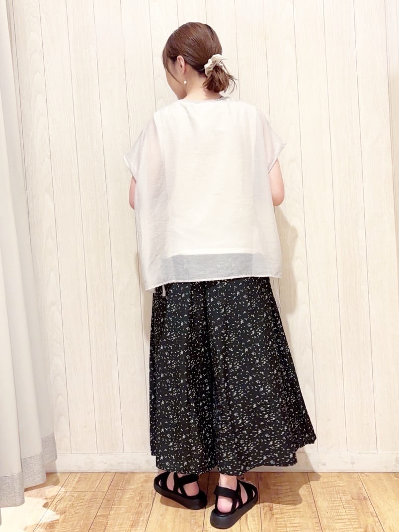 あいこさんの「SHOO･LA･RUE｜【洗える/S-LL】上品なシアー感 レイヤード風トップス」を使ったコーディネート