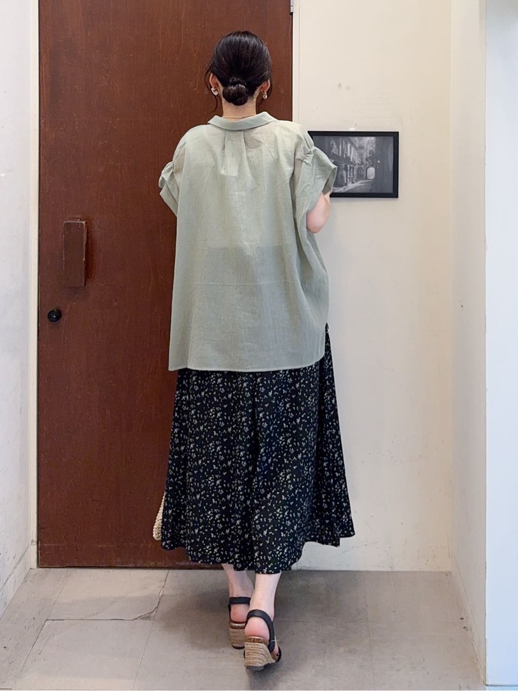 𝐇𝐢𝐫𝐨𝐦𝐢さんの「SHOO･LA･RUE｜【S-LL】さらシャリコットン 上品なシアー感のデザインシャツ」を使ったコーディネート
