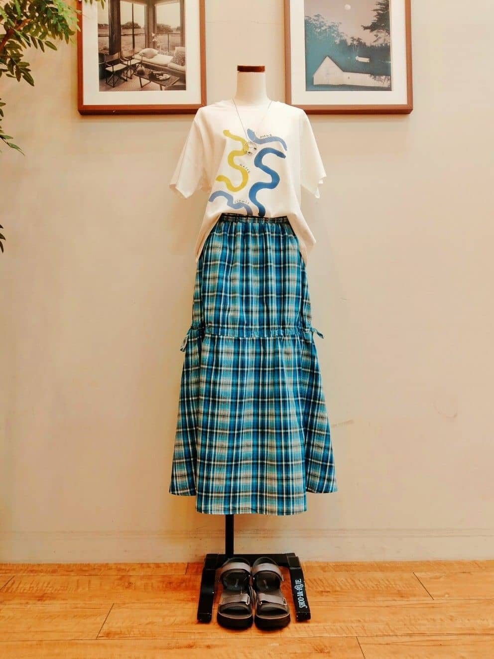 みうらさんの「SHOO･LA･RUE｜【S-LL/ひんやり/汗ジミ軽減/UVカット】グラフィックアソートTシャツ」を使ったコーディネート