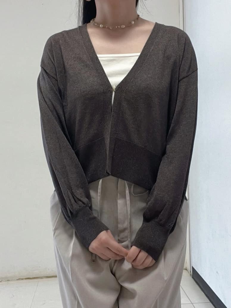 Hitomiさんの「index｜《5色展開》コンパクトショートカーディガン【洗濯機洗い可】」を使ったコーディネート