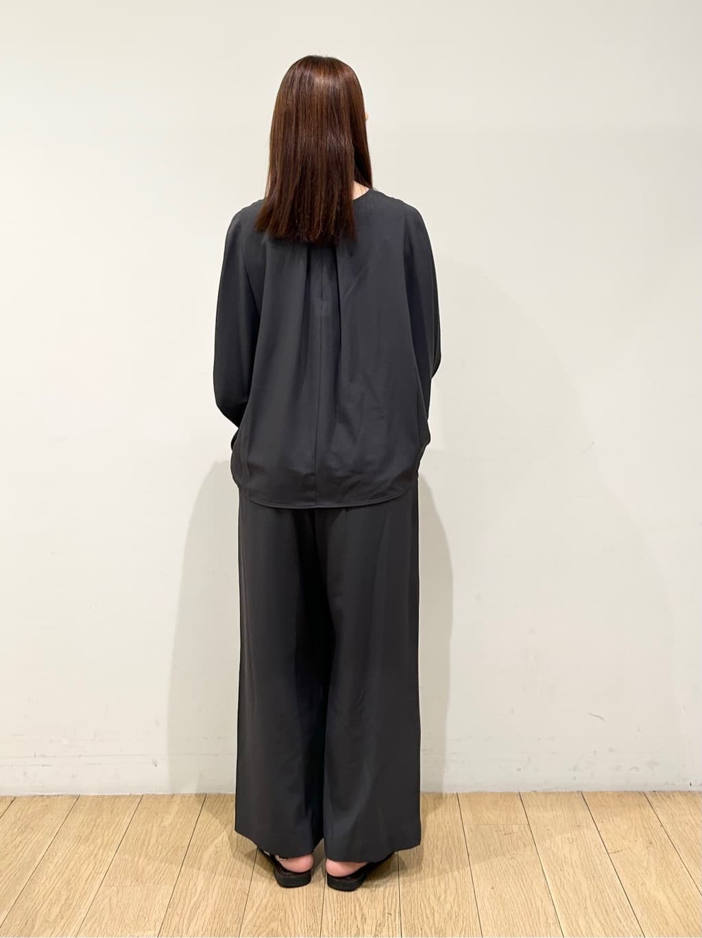 kozueさんの「INDIVI｜【体型カバー/SETUP可能】ジョーゼット　ドルマンブラウス」を使ったコーディネート