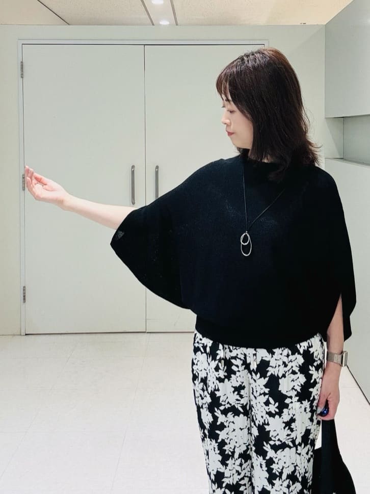 makiさんの「UNTITLED｜【ウエストゴム/ワイド/柄】モノトーンフラワーパンツ」を使ったコーディネート