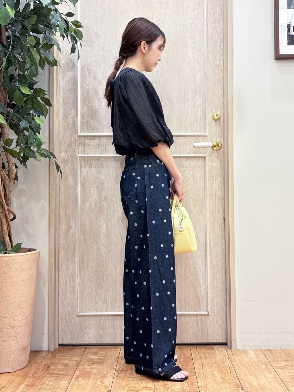なみさんの「SHOO･LA･RUE｜【S-LL】周りと差がつく デイジー柄デニムワイドパンツ」を使ったコーディネート