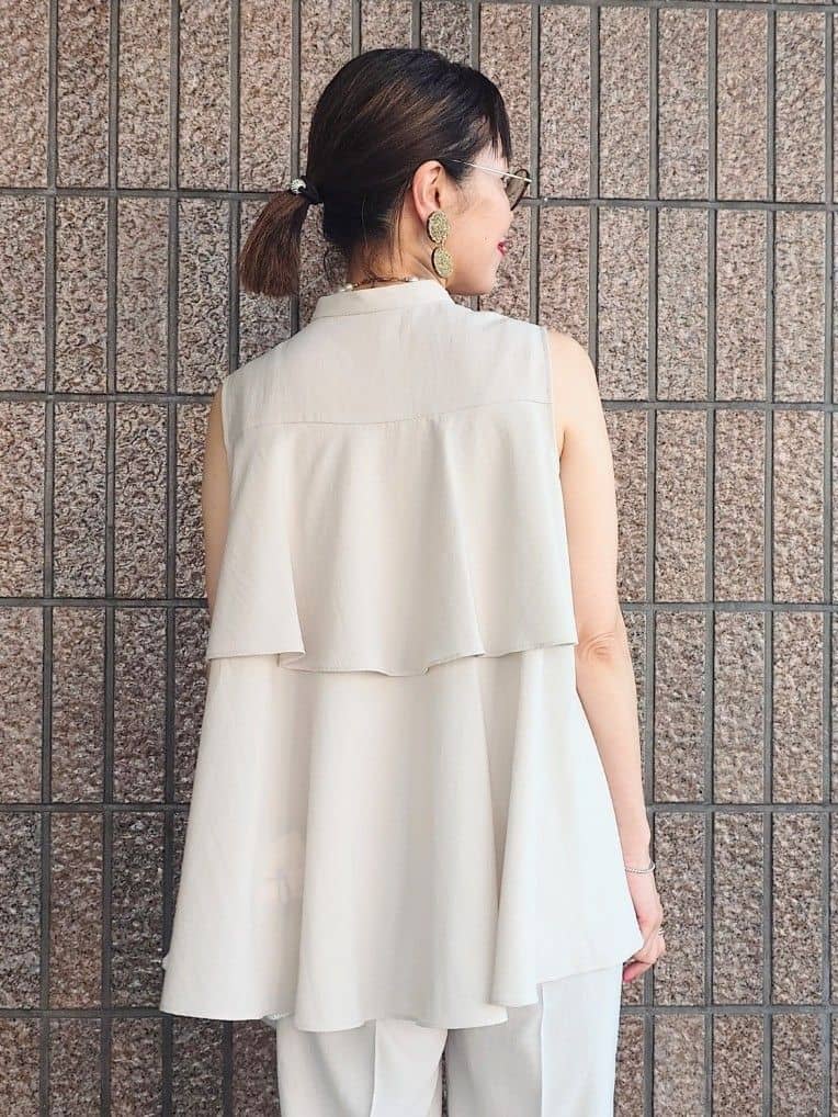 MUTSUKOさんの「UNTITLED｜【接触冷感/吸水速乾】フレアバックシャンブラウス」を使ったコーディネート