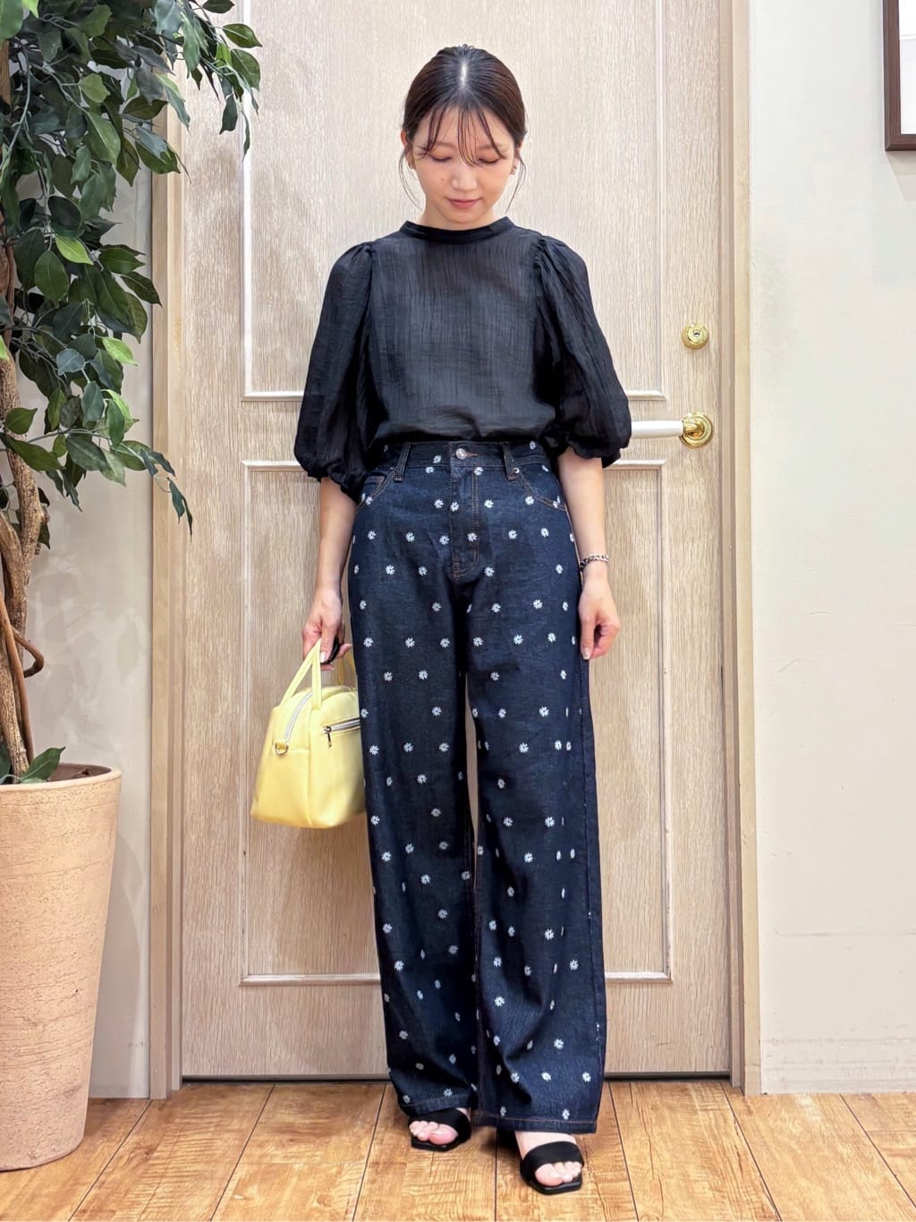 なみさんの「SHOO･LA･RUE｜【S-LL】周りと差がつく デイジー柄デニムワイドパンツ」を使ったコーディネート