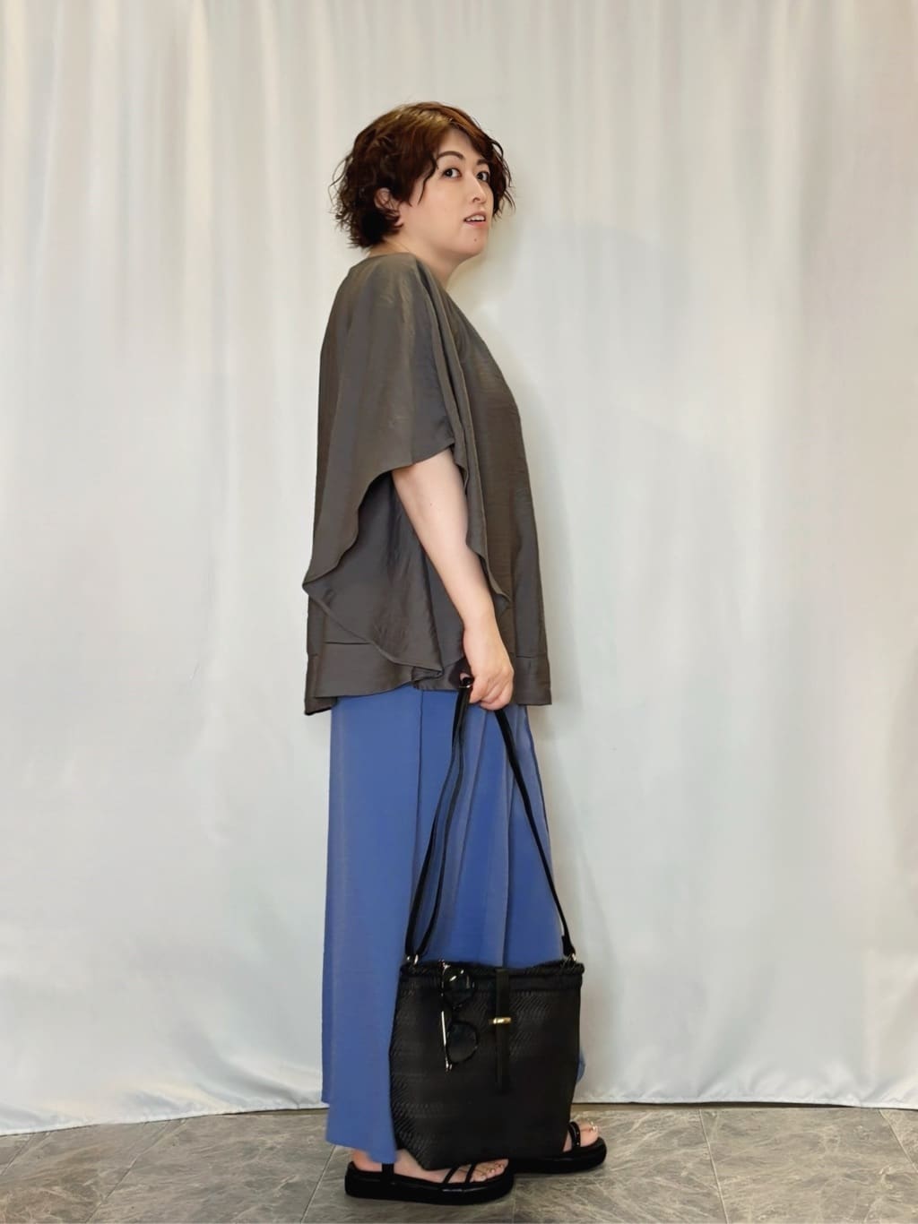 たみさんの「SHOO･LA･RUE｜【S-LL/ひんやり】さらっとタッチできれい見え ピンタックスカーチョ」を使ったコーディネート