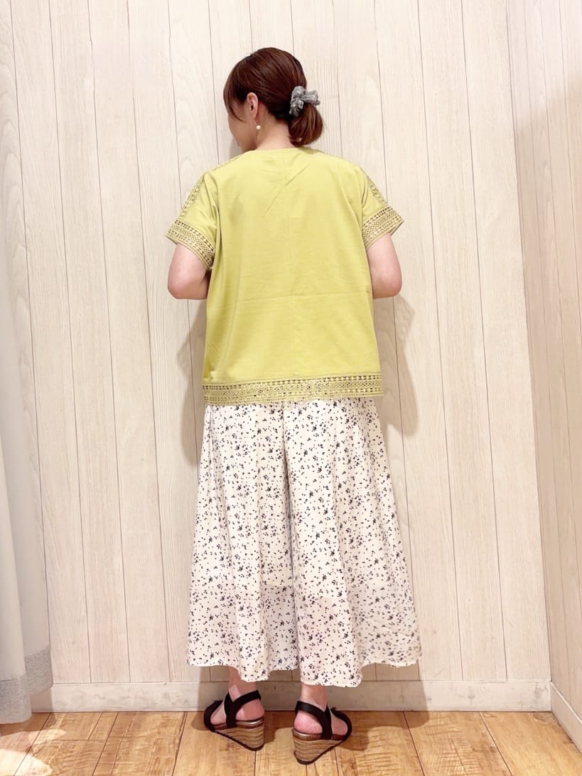 あいこさんの「SHOO･LA･RUE｜【S-LL/裏地ひんやり】スカート見えで上品に マットサテンスカーチョ」を使ったコーディネート