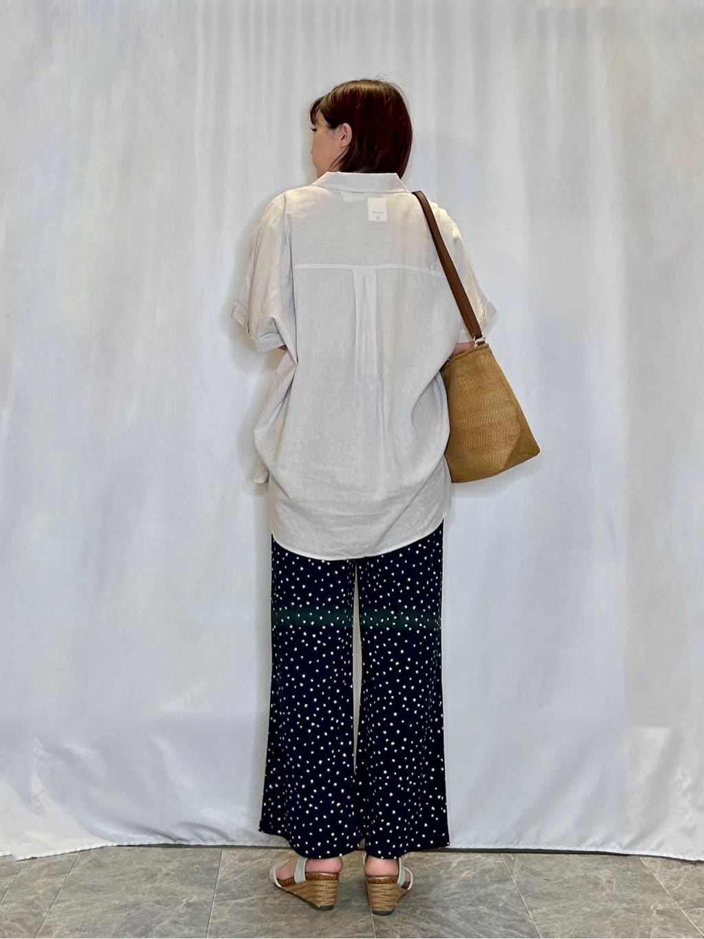 ネリさんの「SHOO･LA･RUE｜【S-LL/UV/接触冷感/抗菌防臭】体型を自然にカバー フレンチリネンブレンド襟付ドルマンシャツ」を使ったコーディネート