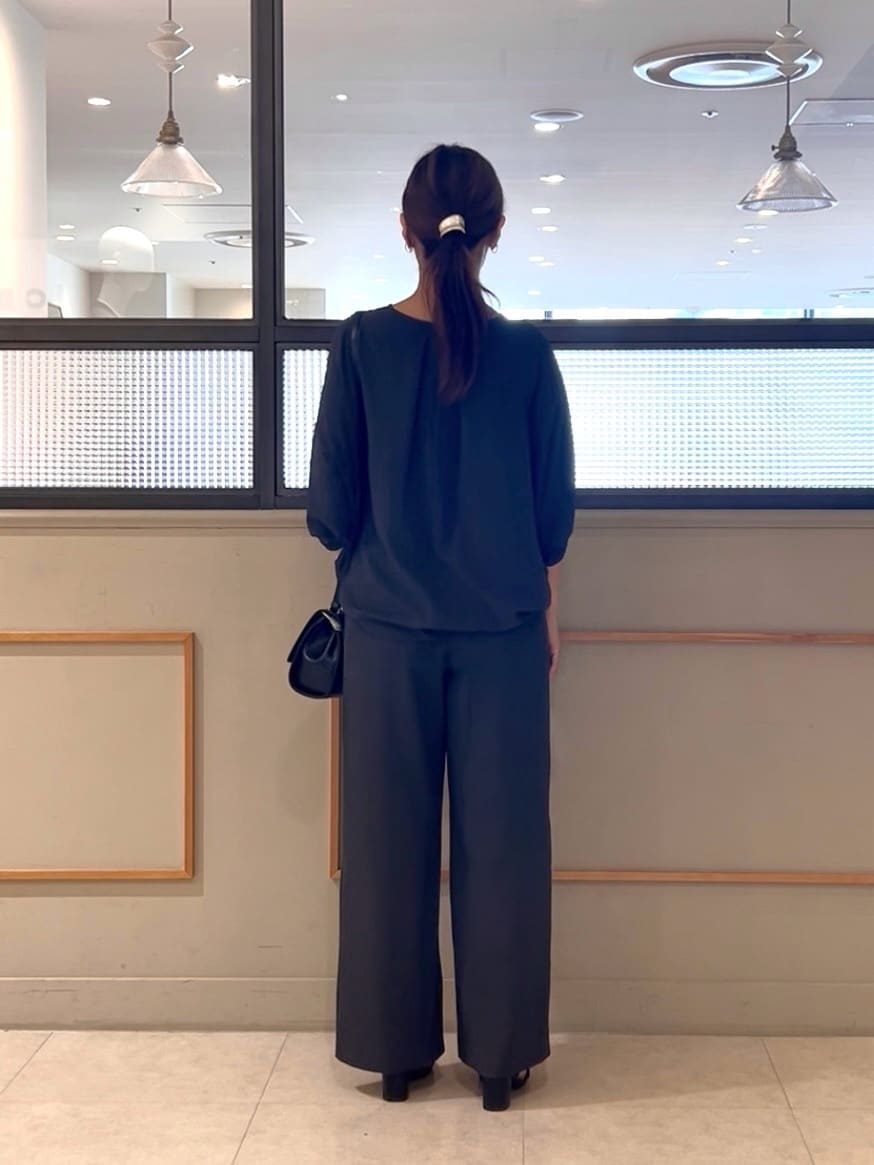 𝑹𝑶𝑴𝑰さんの「INDIVI｜【体型カバー/SETUP可能】ジョーゼット　ドルマンブラウス」を使ったコーディネート