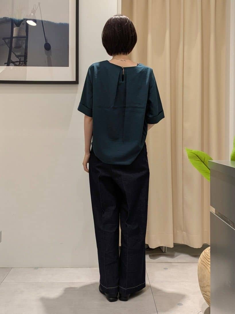 なめさんの「THE SHOP TK｜麻調メッシュブラウス【二の腕カバー/洗える】」を使ったコーディネート