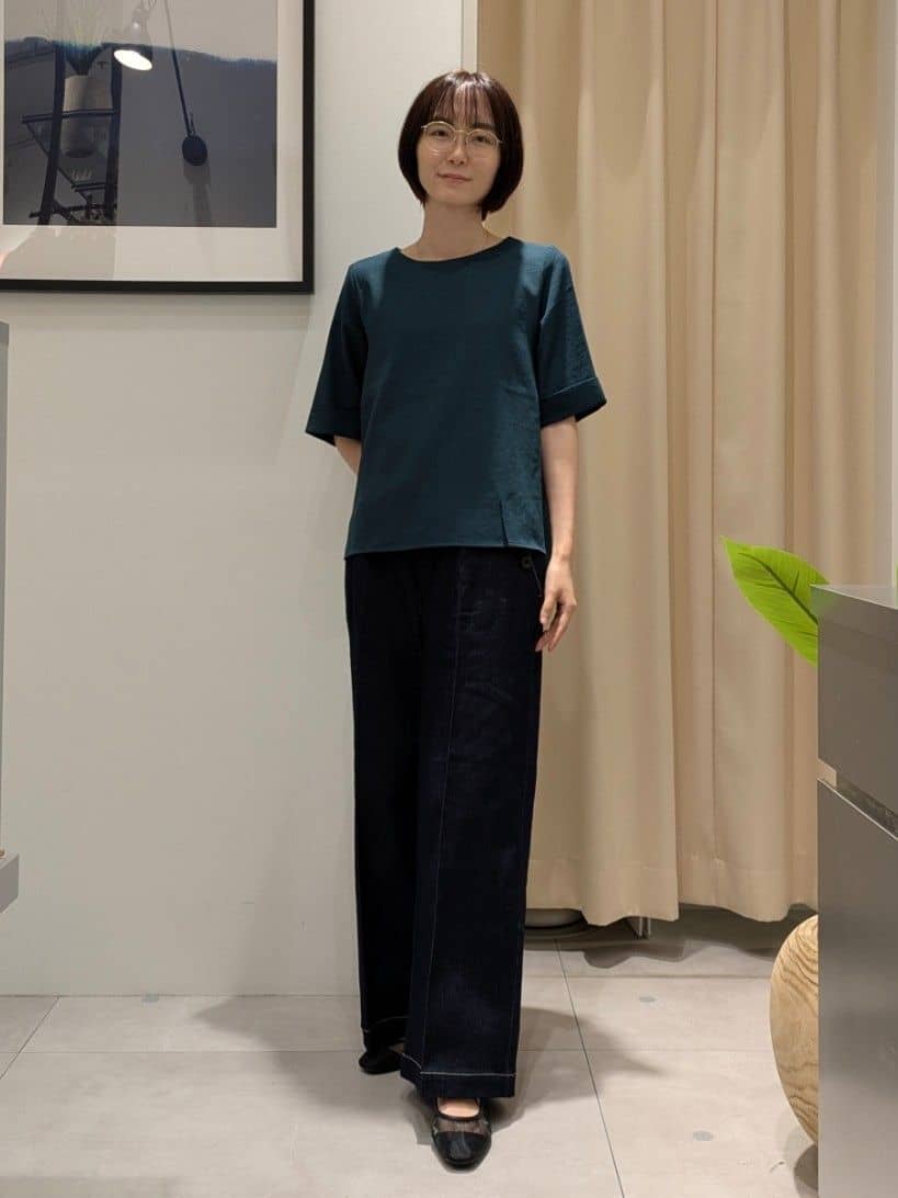 なめさんの「THE SHOP TK｜麻調メッシュブラウス【二の腕カバー/洗える】」を使ったコーディネート