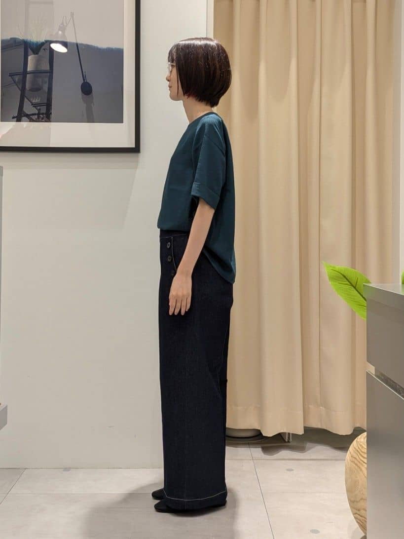 なめさんの「THE SHOP TK｜麻調メッシュブラウス【二の腕カバー/洗える】」を使ったコーディネート