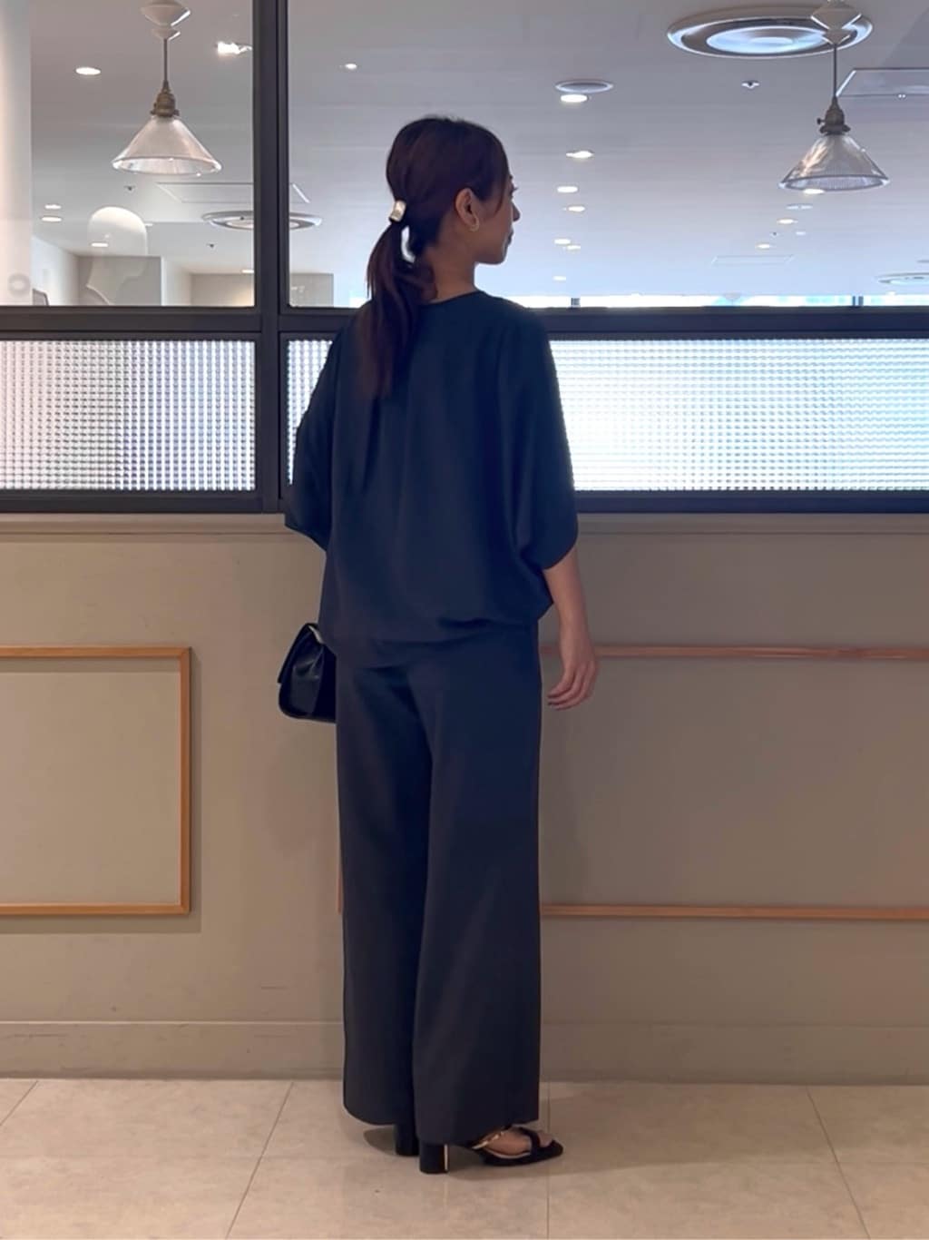 𝑹𝑶𝑴𝑰さんの「INDIVI｜【体型カバー/SETUP可能】ジョーゼット　ドルマンブラウス」を使ったコーディネート