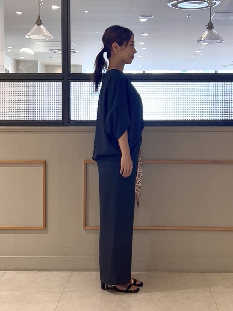 𝑹𝑶𝑴𝑰さんの「INDIVI｜【体型カバー/SETUP可能】ジョーゼット　ドルマンブラウス」を使ったコーディネート