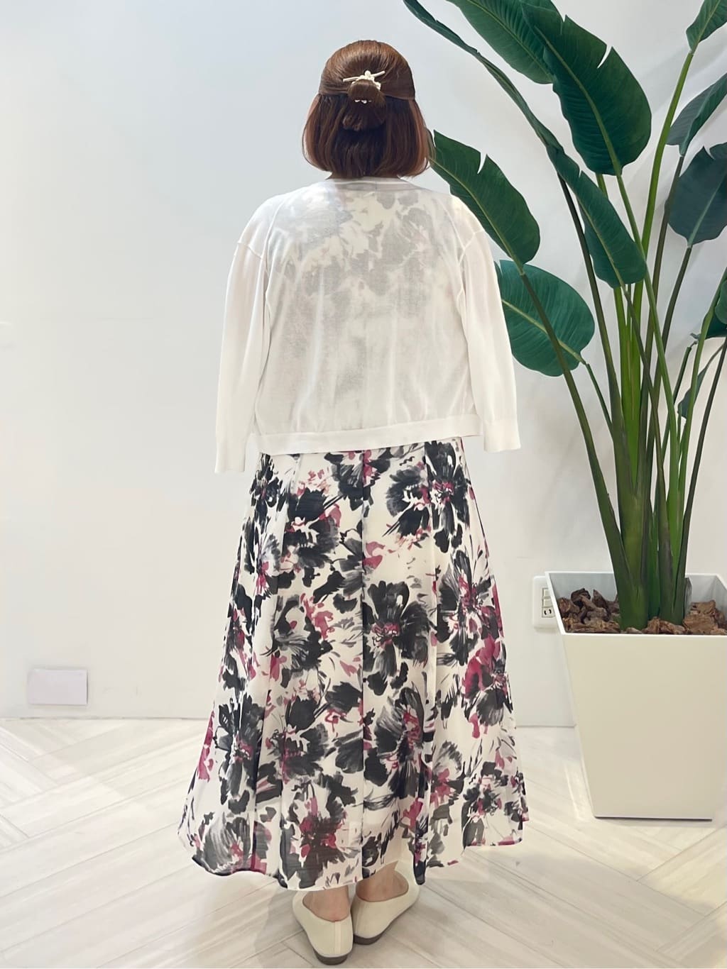 Tomoさんの「UNTITLED｜【シアー/エレガント/花柄/夏ワンピ】ペイントフラワーワンピース」を使ったコーディネート