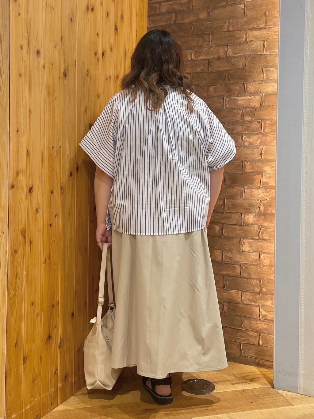 Risaさんの「SHOO･LA･RUE｜きれいめカジュアルに ラメストライプ ポンチョ風シャツ」を使ったコーディネート