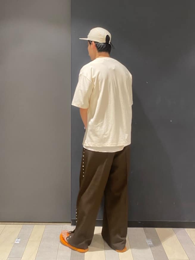 石井友也さんの「tk.TAKEO KIKUCHI｜ウェスタンフォトスタッズTシャツ」を使ったコーディネート