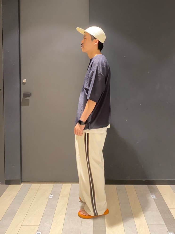 石井友也さんの「tk.TAKEO KIKUCHI｜ブラーフクレジャカードカットソー」を使ったコーディネート