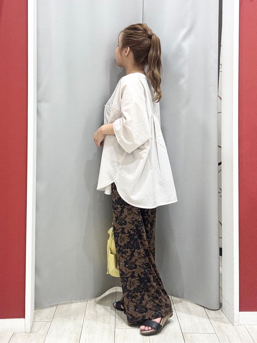 shioさんの「SHOO･LA･RUE｜【ひんやり/選べる2柄】大人のリラックスコーデに プリント柄パンツ」を使ったコーディネート