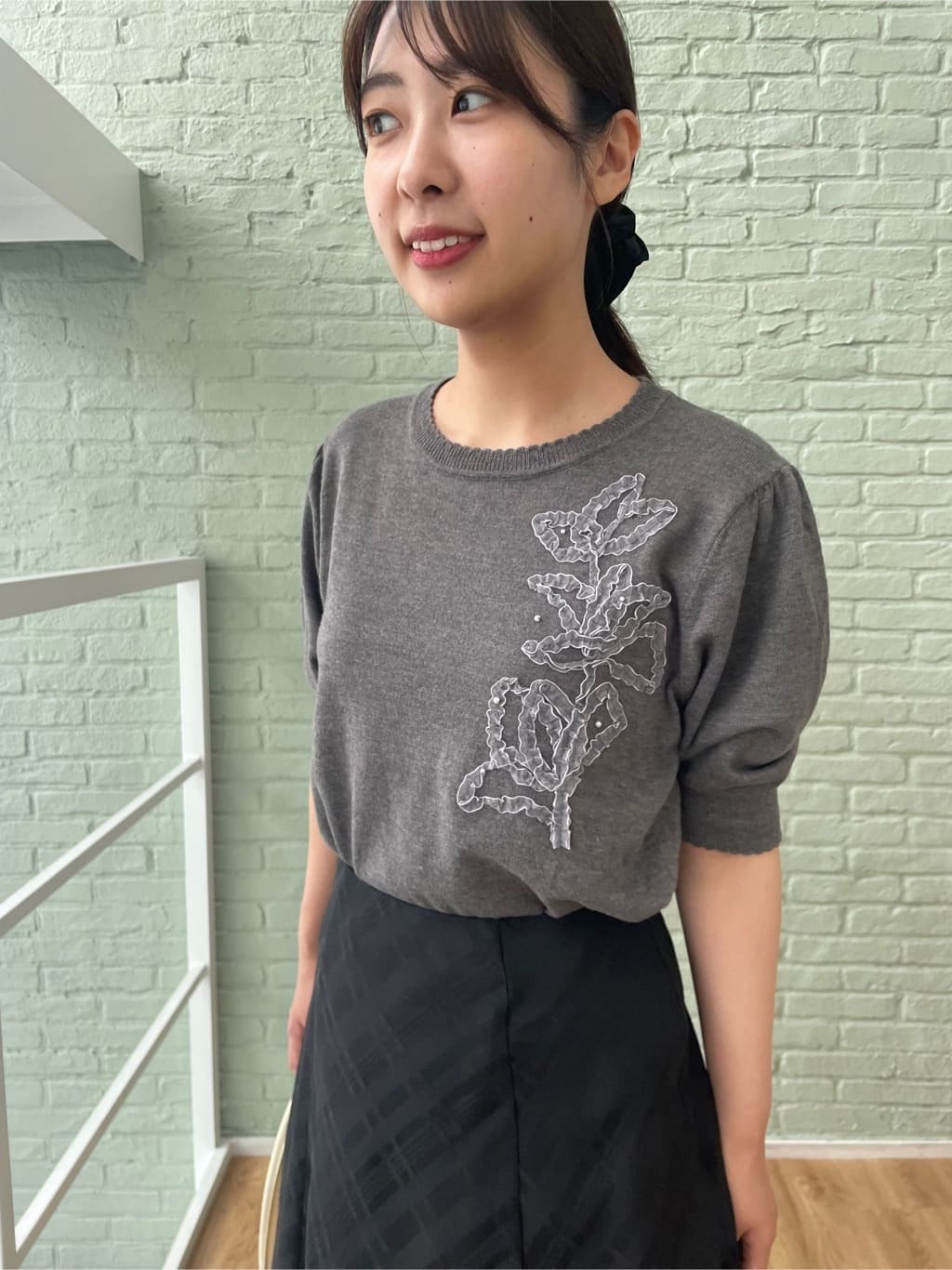 abeさんの「Couture brooch｜オーガンフリルフラワーニット」を使ったコーディネート