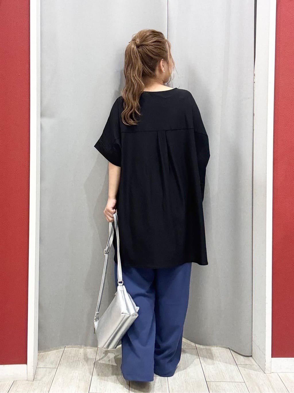 shioさんの「SHOO･LA･RUE｜【S-LL】さらりとしたタッチが上品見え ワンボタンデザイン トップス」を使ったコーディネート