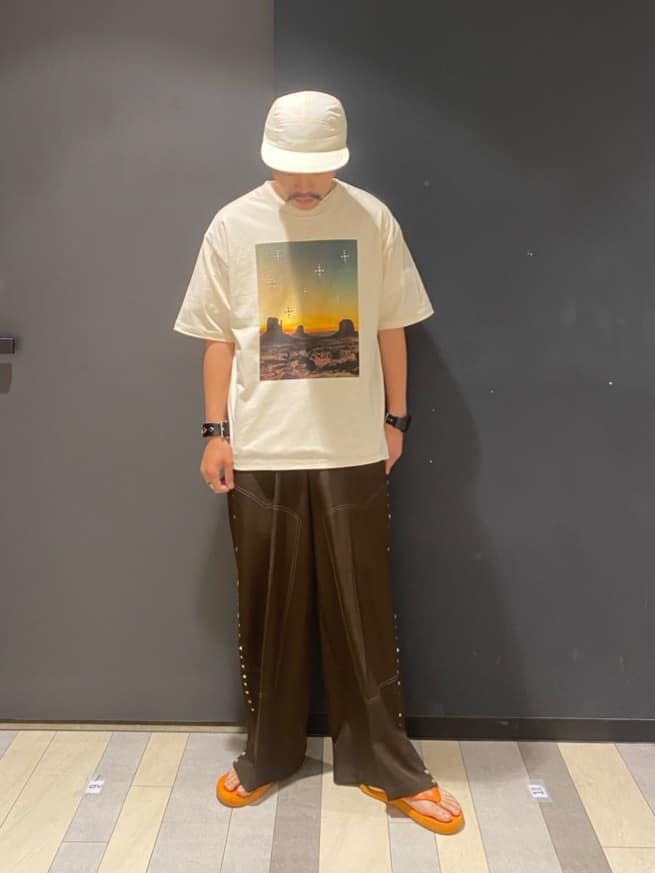 石井友也さんの「tk.TAKEO KIKUCHI｜ウェスタンフォトスタッズTシャツ」を使ったコーディネート